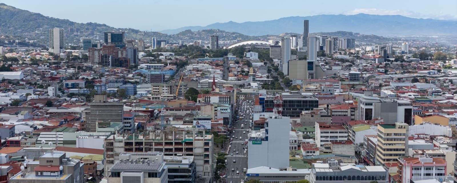 Aerial view of San José's skyline with mountains in the background